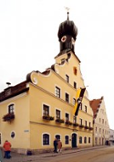 Das Rathaus der Stadt Grafing im Barockbau mit Giebelgestaltung von 1889