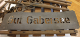 Metallschild mit ausgestanzten Schriftzug "Gut Gabersee".